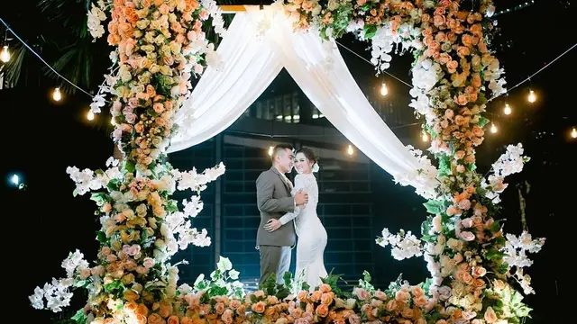 Beri Cincin, Ini 6 Pemotretan Terbaru Lutfi Agizal dan Kekasih Bak Prewedding