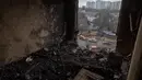 Serangan ini dilakukan setelah muncul laporan salah satu kediaman Presiden Rusia Vladimir Putin diserang 91 drone, meski bisa dicegat. Tampak foto yang menunjukkan bangunan tempat tinggal yang rusak akibat serangan di Odesa, pada 31 Desember 2025, di tengah invasi Rusia ke Ukraina. (Oleksandr GIMANOV/AFP)