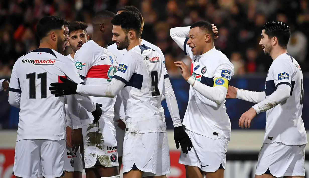Pemain PSG, Kylian Mbappe melakukan selebrasi setelah mencetak gol ke gawang Revel bersama rekan-rekannya pada laga Piala Prancis 2023/2024 di Pierre-Fabre stadium, Castres, Prancis, Senin (08/01/2024) dini hari WIB. (AFP/Valentine Chapuis)