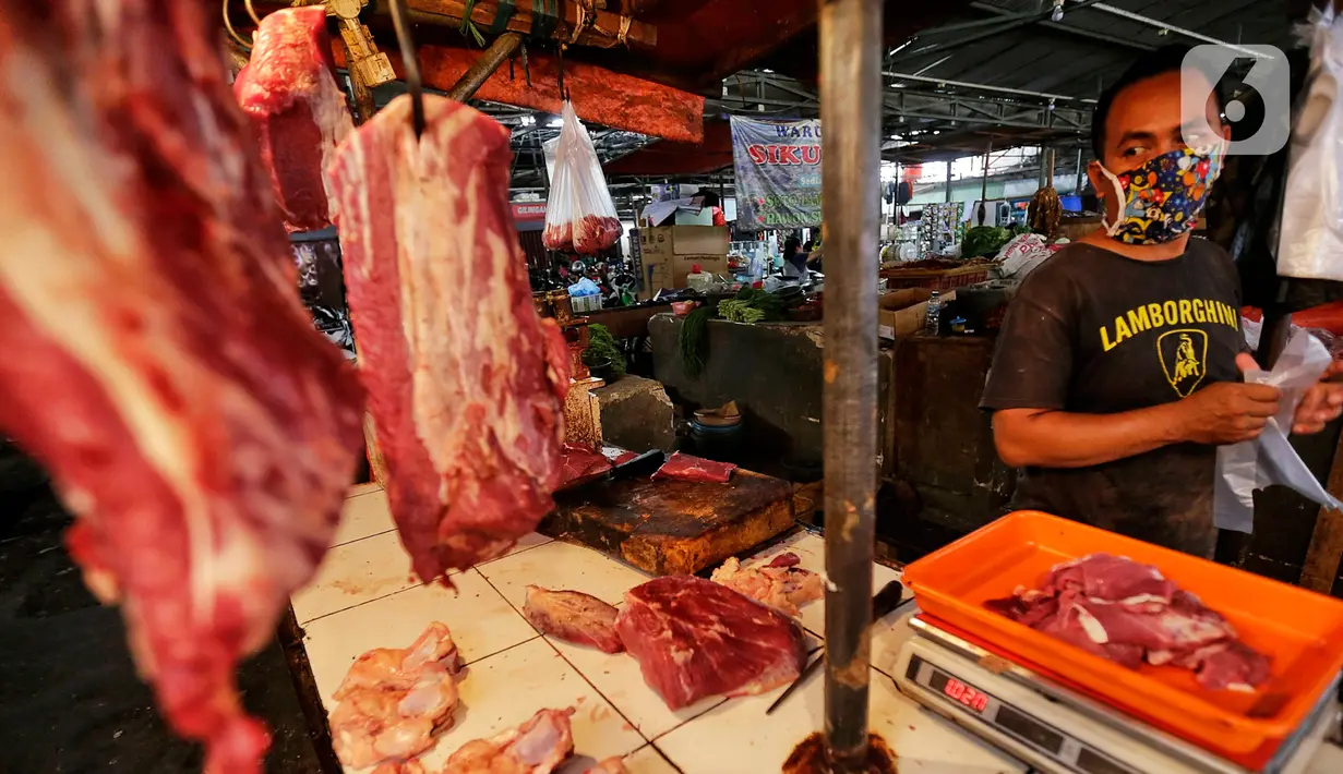 Pedagang melayani pembeli di Pasar Kebayoran Lama, Jakarta, Sabtu (16/5/2020). Permintaan daging sapi jelang Idul Fitri meningkat hingga 50 persen daripada hari biasa  mengakibatkan harga naik dari rata-rata Rp100 ribu per kilogram menjadi Rp120 ribu per kilogram. (Liputan6.com/Johan Tallo)
