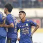 Gelandang Persib, Febri Haryadi, tampak sedih usai gagal meraih kemenangan atas Bali United pada laga Liga 1 Indonesia di Stadion Si Jalak Harupat, Bandung, Kamis (21/9/2017). Persib bermain imbang 0-0 dengan Bali United. (Bola.com/M Iqbal Ichsan)