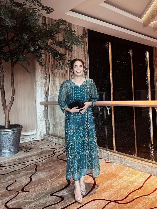 OOTD anggun ala Enzy Storia kenakan dress cantik bernuansa kehijauan. [Foto: Instagram/enzystoria]