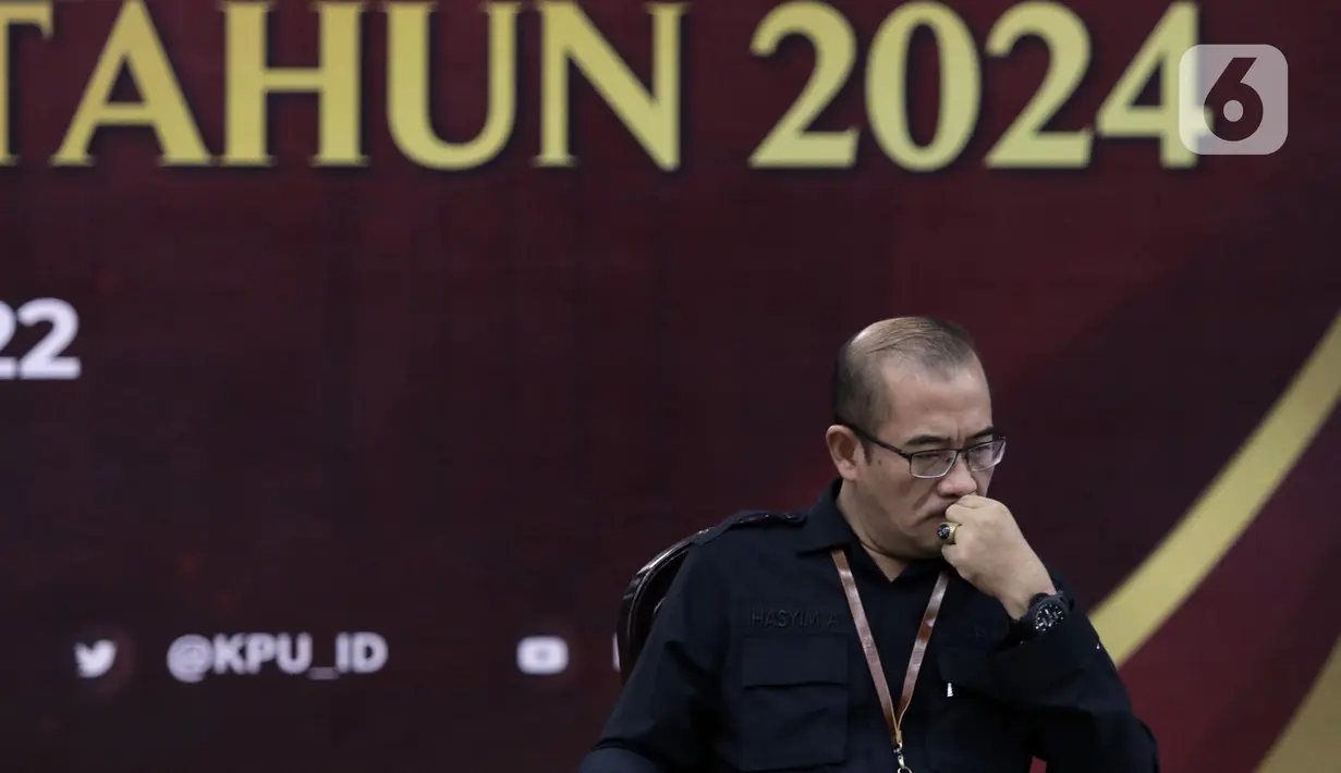 Ketua Komisi Pemilihan Umum (KPU), Hasyim Asy'ari saat menerima pendaftaran Partai Gelombang Rakyat (Gelora) Indonesia sebagai Partai Politik Calon Peserta Pemilu 2021 di Gedung KPU, Jakarta, Minggu (7/8/2022). Hingga hari ketujuh masa pendaftaran, tercatat sudah 14 Partai Politik mendaftar untuk ikut dalam Pemilu 2024. (Liputan6.com/Helmi Fithriansyah)