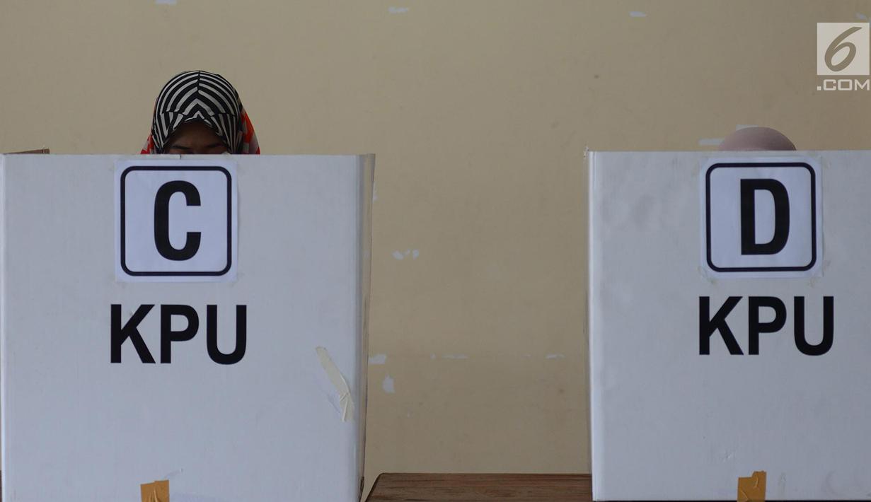 Warga melakukan pencoblosan surat suara Pemilu 2019 saat pemungutan suara ulang (PSU) di TPS 18 Malakasari, Duren Sawit, Jakarta Timur, Sabtu (27/4). Sebanyak 11 TPS di tiga wilayah di DKI Jakarta melaksanakan pemungutan suara ulang yang digelar serentak hari ini. (merdeka.com/Imam Buhori)