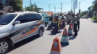 Petugas Polres Cirebon Kota melakukan penyekatan di Bundaran Kedawung arah masuk Kota Cirebon. Foto (Istimewa)