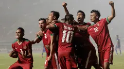 Usai mencetak gol para pemain Timnas Indonesia langsung mengejar Hansamu Yama untuk merayakan gol kemenangan tersebut. (Bola.com/Peksi Cahyo)