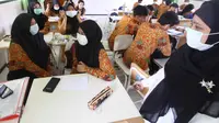 Ratusan siswa di Kota Malang dinyatakan positif carrier difteri atau membawa bakteri penyebab difteri. Siswa dan guru di SMA Negeri 7 Kota Malang pun memakai masker untuk mencegah penularan (Liputan6.com/Zainul Arifin)