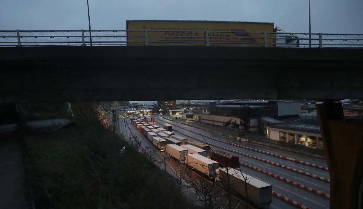 Truk menunggu untuk naik kapal feri pada pagi hari setelah Brexit terjadi di Pelabuhan Dover, Inggris, Sabtu, (1/2/2020). Dengan resminya Brexit (Britain Exit) Ini menjadi salah satu penanda perubahan politik dan ekonomi terbesar dalam sejarah Eropa modern. (AP Photo/Matt Dunham)