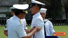 Citizen6, Surabaya: Pemasangan Pangkat kepada salah satu perwakilan dari siswa pendidikan spesialis kesehatan TNI AL. (Pengirim: Penkobangdikal) 