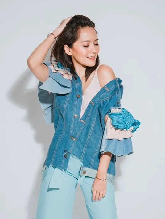 Dengan gayanya  yang simple, tak jarang juga Lala terlihat seksi. Seperti yang ada di foto ini misalnya,Lala mengenakan jaket denim dengan dalaman putih. (Instagram/lalakarmela)