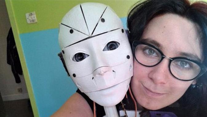 Lilly, wanita asal Prancis yang ingin menikah dengan robot. Dok: dailymail.co.uk