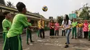 Anak-anak berkebutuhan khusus bermain bola voli dengan atlet nasional, Pungky Afreicia di Yayasan Santi Rama, Jakarta, Rabu (18/4). Kegiatan ini sebagai bentuk edukasi cara hidup sehat. (Liputan6.com/Fery Pradolo)