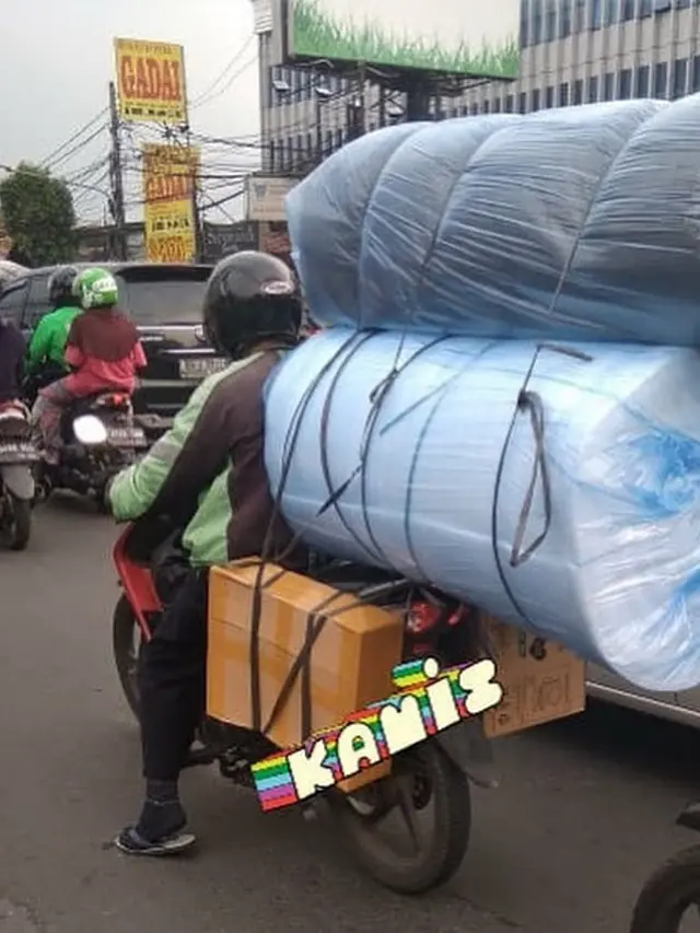 Bikin Khawatir, 8 Potret Driver Ojek Online Lagi Bawa Perabot Rumah Tangga