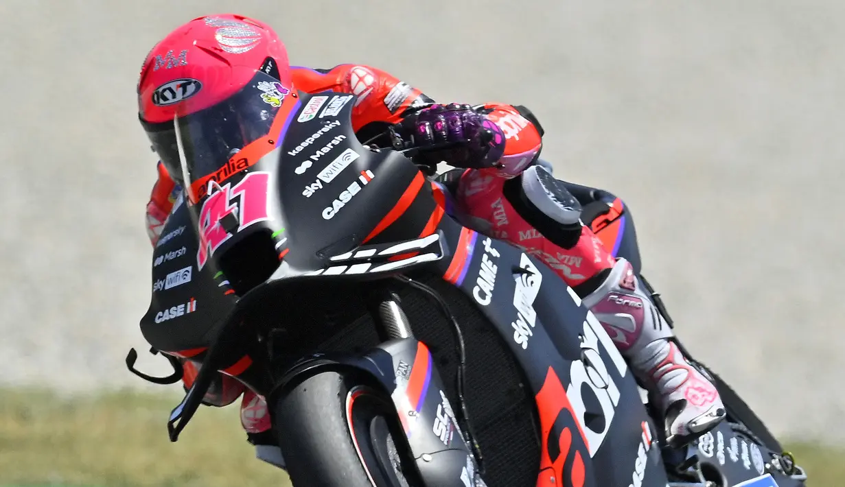 Setelah balapan, Aleix Espargaro pun tertunduk lesu dengan ekspresi penuh penyesalan, bahkan sempat menangis. Sampai-sampai CEO Dorna Sports, Carmelo Ezpeleta, datang ke garasi Aprilia untuk menghibur. (AFP/Pau Barrena)