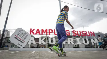 Warga bermain sepatu roda di Kampung Susun Akuarium, Penjaringan, Jakarta, Sabtu (11/10/2021). Pemprov DKI Jakarta telah meresmikan Tahap 1 pembangunan Kampung Susun Akuarium, berupa 2 blok bangunan 5 lantai yang terdiri 107 unit hunian yang sudah bisa dihuni warga. (Liputan6.com/Faizal Fanani)