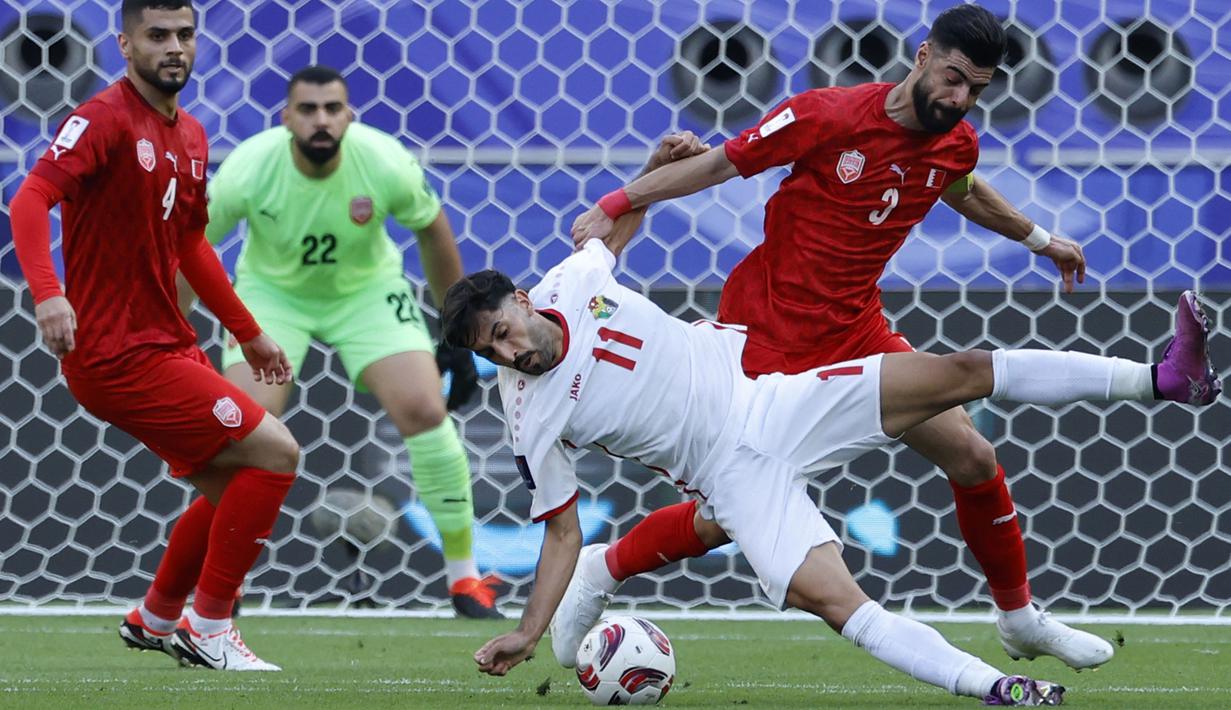 Bahrain tergabung ke dalam Grup C kualifikasi Piala Dunia 2024 zona Asia setelah hasil drawing yang berlangsung di Kuala Lumpur, Malaysia, Kamis (27/06/2024). Mereka tercatat belum pernah lolos ke Piala Dunia. Bahrain sempat memberikan hasil memalukan untuk Timnas Indonesia pada tahun 2012 silam. Skuad Garuda ditekuk 0-10. (AFP/Karim Jaafar)