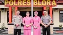 Yeni Inka terlihat begitu anggun dengan seragam bhayangkari warna merah muda. Tak hanya seragam bhayangkari, netizen terpesona dengan Yeni yang tampil cantik berhijab. Foto pedangdut Blora pun banjir pujian dari netizen. (Liputan6.com/IG/khrisnashakti)