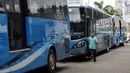 Bus TransJabodetabek Premium menunggu penumpang di Mega City, Bekasi Barat, Senin  (12/3). Mereka yang terdampak  pembatasan ganjil-genap di ruas tol Jakarta-Cikampek diharapkan beralih menggunakan bus Transjabodetabek Premium (Liputan6.com/Arya Manggala)