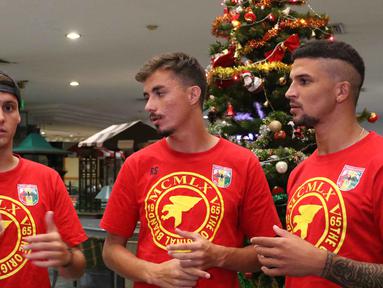 Pemain Mitra Kukar asal Brasil, (dari kiri) Patrick Cruz, Rodrigo Do Santos, Artur saat berdiskusi mengucapkan selamat Natal dan Tahun Baru di Hotel Agas International, Solo, Senin (14/12/2015). (Bola.com/Nicklas Hanoatubun)