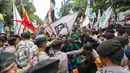 Suasana bentrokan antara polisi dan mahasiswa BEM Se-Jabodetabek di depan Istana Negara, Kamis (12/1). Dalam aksinya mereka menuntut Presiden Jokowi-JK untuk membuat kebijakan yang pro terhadap rakyat. (Liputan6.com/Faizal Fanani)