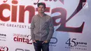 Aktor Raffi Ahmad berpose untuk difoto saat menghadiri gala premiere film Ayat Ayat Cinta 2 di Jakarta, Kamis (07/12). (Liputan6.com/Herman Zakharia)
