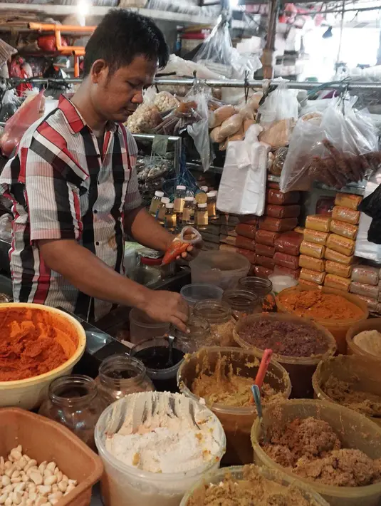 Pedagang telur menunggu pembeli di Pasar Kebayoran Lama, Jakarta, Kamis (3/1). Badan Pusat Statistik (BPS) mengumumkan inflasi bulanan pada Desember sebesar 0,62% sehingga inflasi tahunan mencapai 3,13% pada 2018. (Liputan6.com/Herman Zakharia)
