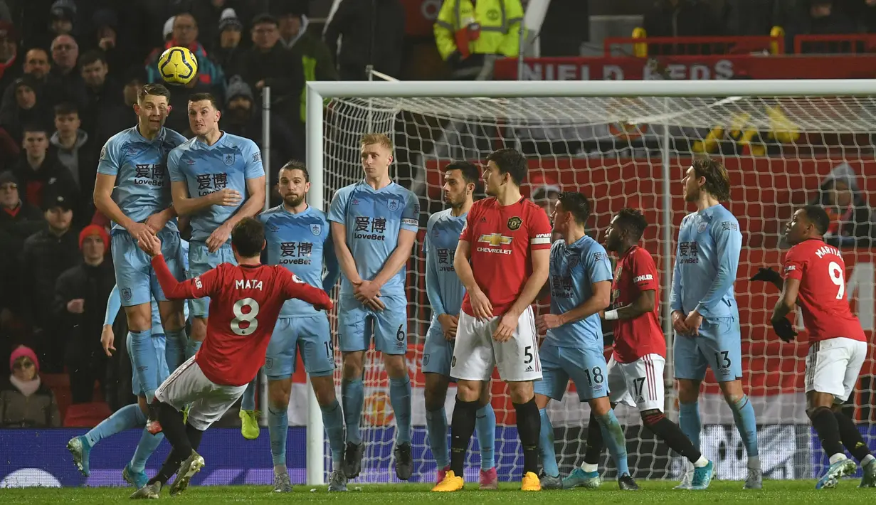 Gelandang Manchester United, Juan Mata (kiri) melakukan tendangan bebas ke gawang Burnley dalam pertandingan pekan ke-24 kompetisi Liga Inggris 2019-2020 di Old Trafford, Rabu (23/1/2020). Manchester United (MU) tidak berdaya di kandang sendiri usai takluk 0-2 dari Burnley. (Paul ELLIS/AFP)