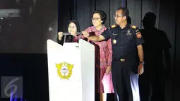 (Ki-ka) Ketum Perkumpulan Pusat Logistik Berikat Indonesia Ety Puspitasari, Menkeu Sri Mulyani serta Dirjen Bea dan Cukai Heru Pambudi mendorong tuas tanda Peringatan Satu Tahun Pusat Logistik Berikat di Jakarta, Rabu (12/4). (Liputan6.com/Angga Yuniar)