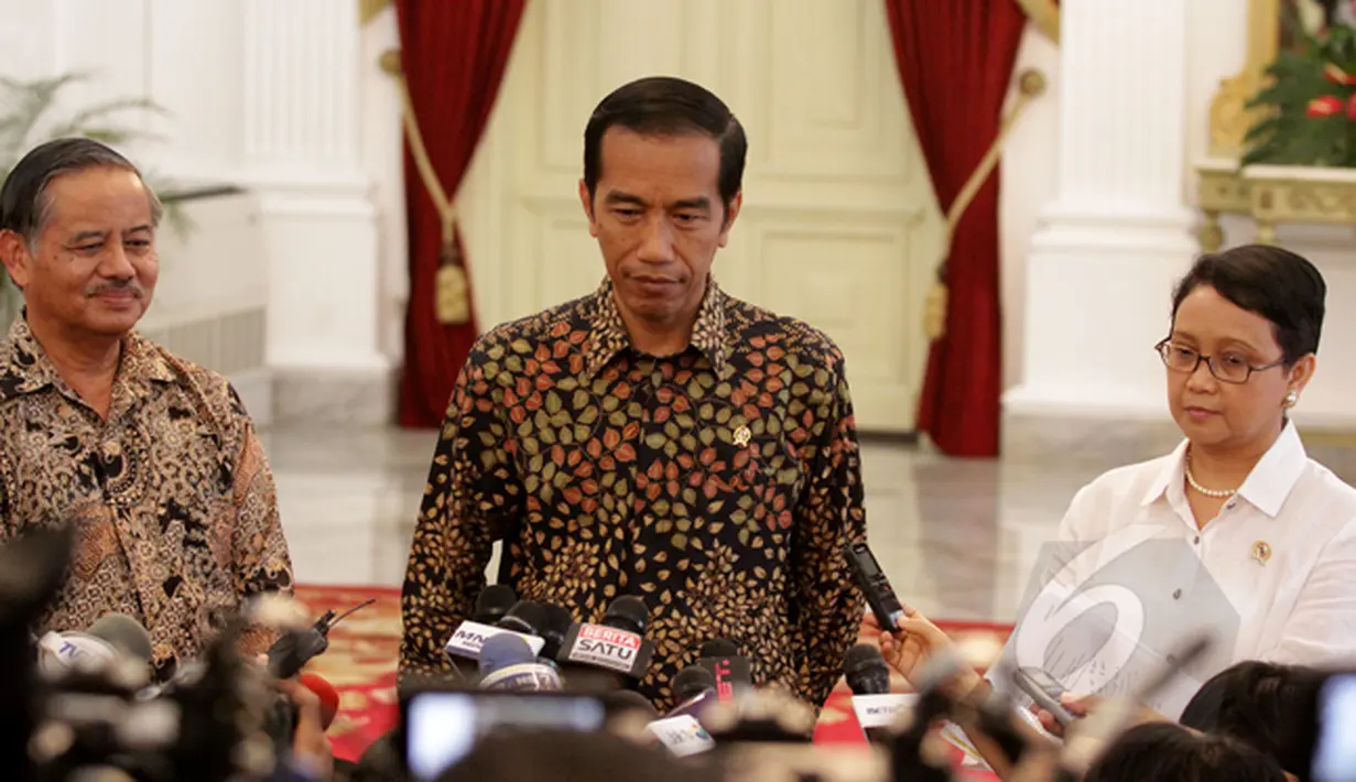 Presiden Joko Widodo bersama Dubes RI untuk Brasil Toto Riyanto didampingi Menlu Retno LP Marsudi, menggelar jumpa pers usai menggelar pertemuan tertutup di Istana Merdeka, Jakarta, Selasa (24/2/2015). (Liputan6.com/Faizal Fanani)