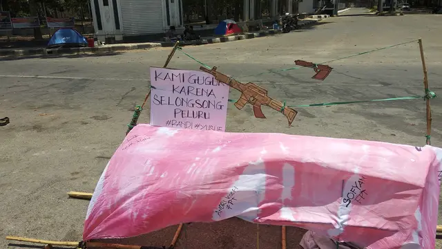 Mahasiswa yang menghuni tenda, kadang mendapatkan simpati dari pengemudi kendaraan yang melintas.(Liputan6.com/Ahmad Akbar Fua)