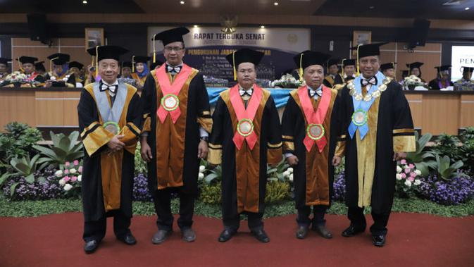 Pengukuhan Guru Besar Universitas Negeri Surabaya (Foto: Liputan6.com/Dian Kurniawan)