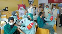 Pemberian vaksin Covid-19 kepada warga Riau agar terhindar dari paparan virus corona. (Liputan6.com/M Syukur)