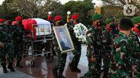 Anggota TNI mengiringi jenazah Menteri Pendayagunaan Aparatur Negara dan Reformasi Birokrasi (Menpan RB) Tjahjo Kumolo menuju lokasi pemakaman di Taman Makam Pahlawan Nasional, Kalibata, Jakarta, Jumat (1/7/2022). Menpan RB Tjahjo Kumolo meninggal dunia pada Jumat (1/7) sekitar pukul 11.10 WIB. (Liputan6.com/Helmi Fithriansyah)