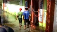 Sidang DPR Aceh Ricuh - Kantor Desa Terendam Lumpur Lapindo