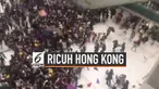 Unjuk rasa anti RUU Ekstradisi Baru di Hong Kong berakhir ricuh. Demonstran bentrok dengan polisi di dalam New Town Plaza Mal Hong Kong.