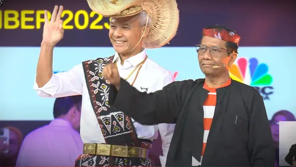 <p>Calon Wakil Presiden Mahfud MD bersama Capres Ganjar Pranowo di arena debat cawapres perdana di JCC Senayan, Jakarta, Jumat (22/12/2023). (Foto: Tangkapan layar dari Youtube KPU).</p>