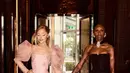 Ariana Grande tampil memukau di karpet kuning premier Wicked dengan pink  ball gown Vivienne Westwood Couture.  [@arianagrande].