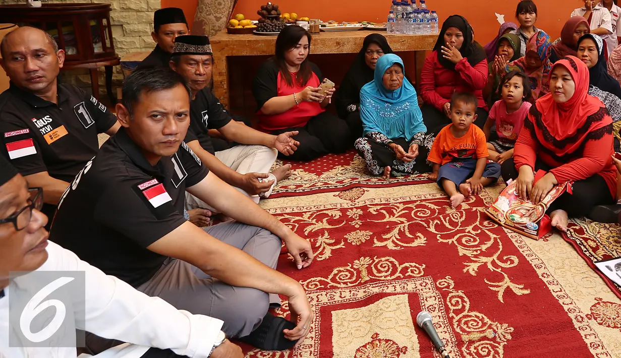 Agus Harimurti Yudhoyono duduk barsama warga saat blusukan ke Kelurahan Kebayoran Lama Utara, Jakarta, Selasa (6/12). Dalam blusukannya, Agus berdialog dengan warga tersebut dan mendengarkan keluahan mereka. (Liputan6.com/Johan Tallo)