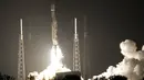 Roket SpaceX Falcon 9 yang membawa muatan dua penjelajah bulan dari Jepang dan Uni Emirat Arab diluncurkan dari Launch Complex 40 di Stasiun Angkatan Luar Angkasa Cape Canaveral, Cape Canaveral, Florida, Amerika Serikat, 11 Desember 2022. Hakuto adalah eks peserta Google Lunar X-Prize (GLXP) berhadiah USD 20 juta untuk kelompok swasta pertama yang mampu mendarat dan melakukan sejumlah misi di Bulan. (AP Photo/John Raoux)