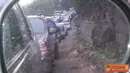 Citizen6, Bandung: Kondisi lalu lintas dari Bandung menuju Garut, Jawa Barat, macet total. Macet terjadi mulai dari pintu tol Cileunyi hingga Tarogong, Garut. (Pengirim: Adhitiyo Kuncoro)

