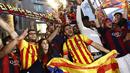 Pesta pendukung Barcelona di pusat kota Barcelona. (AFP PHOTO / QUIQUE GARCIA)