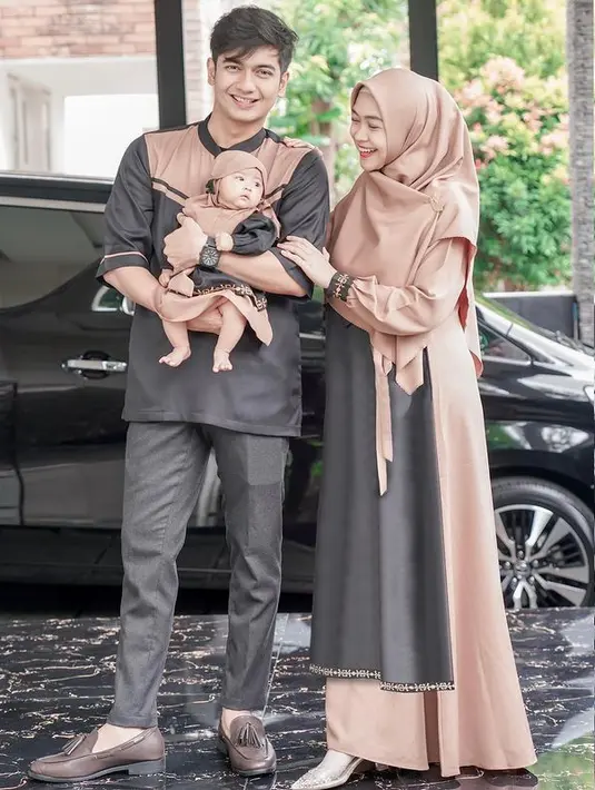 Seperti potret ini, mereka tampil kompak mengenakan busana muslim nuansa warna abu-abu dan krem.  @riaricis1975/@teukuryantr.