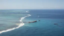 Tumpahan minyak mencemari lepas pantai tenggara Mauritius, Minggu (9/8/2020). Mauritius memberlakukan status darurat setelah kapal Jepang, MV Wakashio, kandas dan menumpahkan 1.000 metrik ton minyak mentah. (Gwendoline Defente/EMAE via AP)