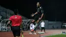 Pemain Persib Bandung, Ezra Walian merayakan gol kedua ke gawang Bhayangkara FC dalam laga pekan ke-7 BRI Liga 1 2021/2022 di Stadion Moch Soebroto, Magelang, Sabtu (16/10/2021). (Bola.com/Bagaskara Lazuardi)