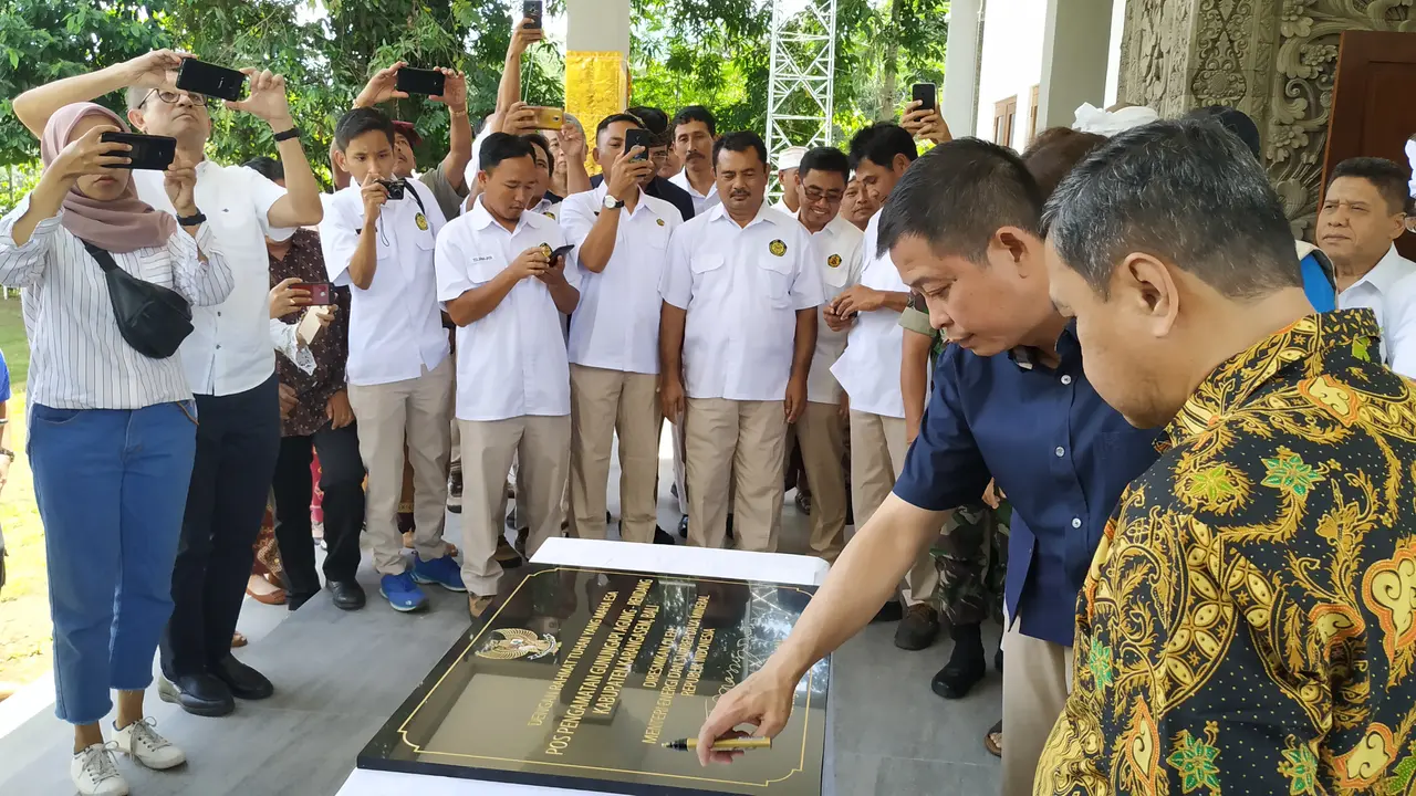 Menteri ESDM Ignasius Jonan meresmikan pos pemantauan Gunung Agung di Bali. Liputan6.com/Pebrianto Eko Wicaksono