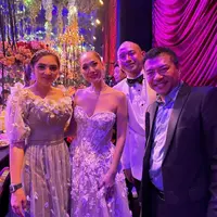 Ashanty hadir dengan mengenakan dress lengan 3/4 model balon. Sedangkan Anang tampil semi formal dengan setelan jasnya. [@ashanty_ash]