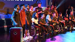 Menpora RI Dito Ariotedjo dan perwakilan atlet berfoto bersama saat peluncuran jersey tim Indonesia untuk Asian Para Games Hangzhou 2022 di Pendhapi Balaikota Surakarta, Jawa Tengah, Jumat (13/10/2023). (NPC Indonesia/Agung Wahyudi)
