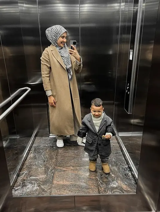 Pemilihan coat bernuansa khaki membuat gayanya semakin chic. [Foto: instagram.com/zaskiasungkar15]