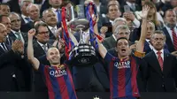 Gelandang Barcelona, Xavi Hernandes (kiri) dan Andres Iniesta mengangkat trofi Copa del Rey usai memenangkan Final Piala Raja di Nou Camp, Spanyol (31/5/2015). Barcelona berhasil menaklukkan Bilbao dengan skor akhir 3-1. (Reuters/Albert Gea)