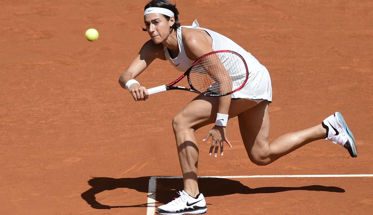 Petenis Prancis, Caroline Garcia mengembalikan bola ke arah lawannya pada ajang WTA Madrid Open di Caja Magica, Madrid, (10/5/2018). (AFP/Javier Soriano)